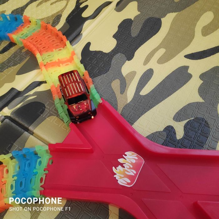 Волшебная трасса с двумя гоночными машинками.