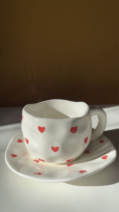 Чашка з блюдцем у пастельному дизайні