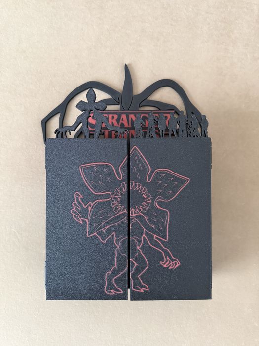 Поличка для фігурок Stranger Things Kinder Joy