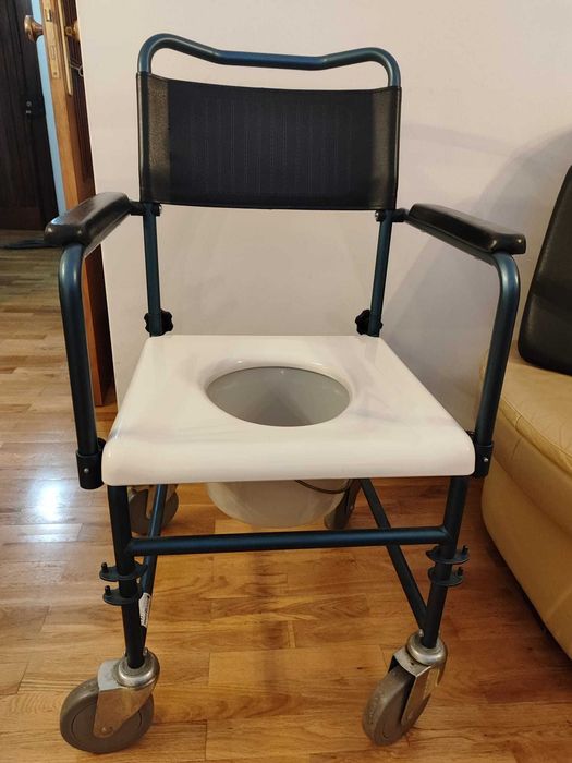 Cadeira sanita de rodas