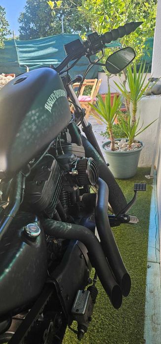 Harley Davidson Sportster 883 em estilo Bobber Custom