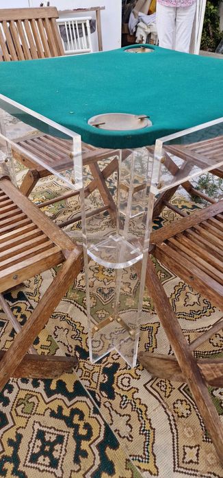 MESA DE JOGO EM  ACRILICO PEÇA UNICA COM QUATRO CADEIRAS INCLUIDAS