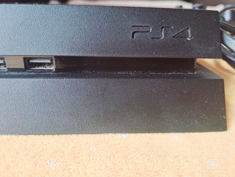 PlayStation 4 + 9 gier + 2 pady