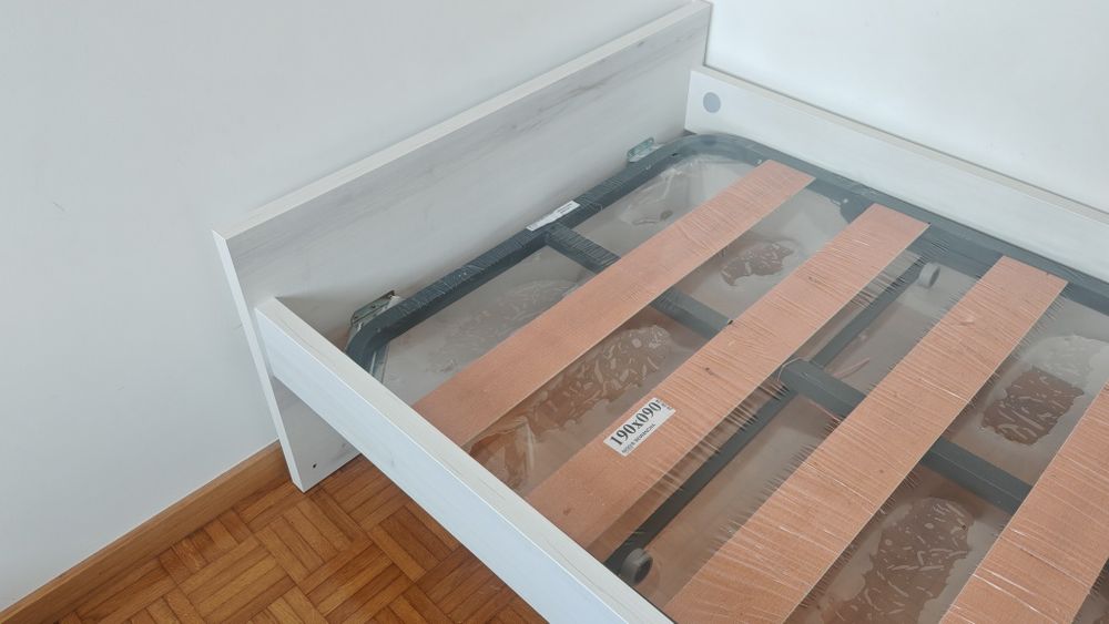 Vendo cama de solteiro muito pouco uso como nova sem colchão nem estrado