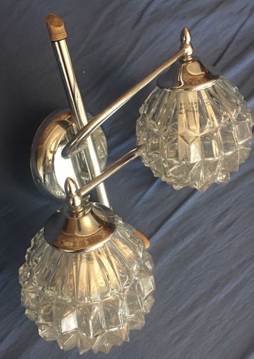 Хромована настінна бра на два кришталевих плафони