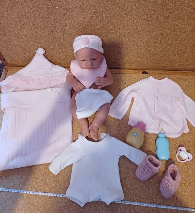 Boneca bebé com roupas e acessórios.