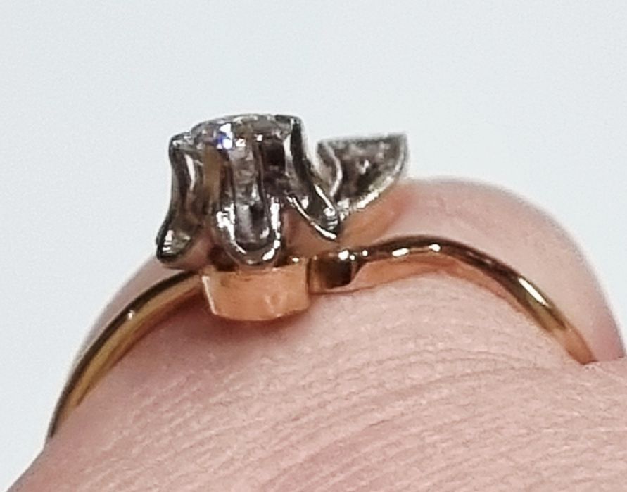 Золота каблучка з діамантами. ct 0,29