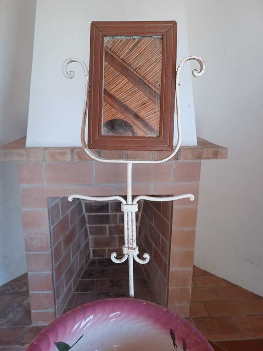 Lavatório antigo com espelho e bacia de loiça