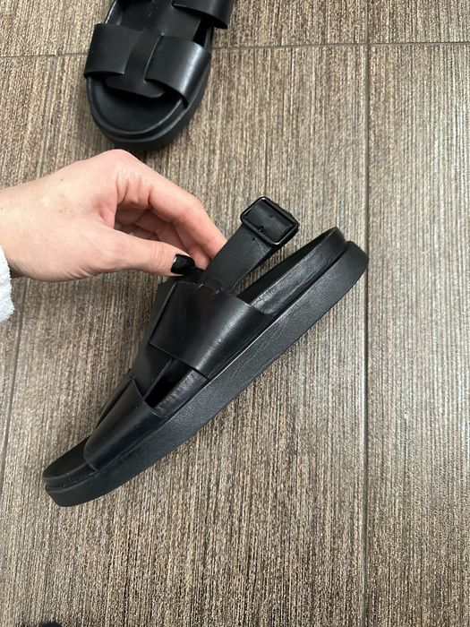 Сандалі Clarks 42 р шкіра(маломірять на 40 розмір)  26 см устілка