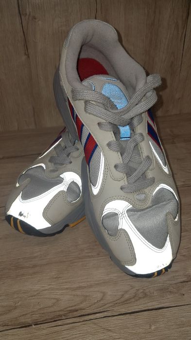 Кросівки adidas.