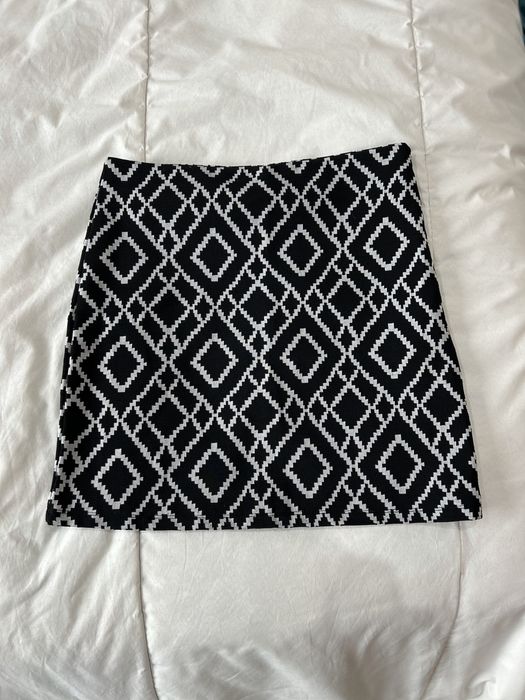 Saia com padrão preto e branco