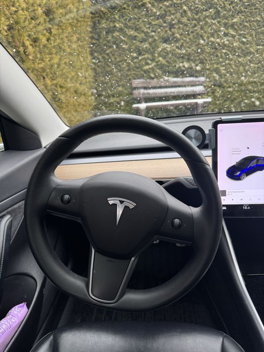 Продам власну машину Tesla Model 3