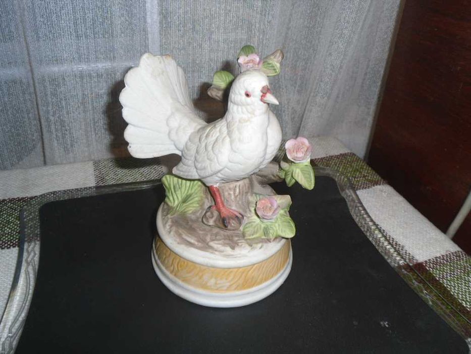 Статуэтка голубь фарфор