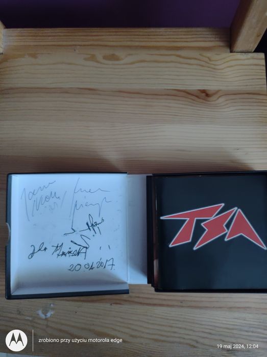 Sprzedam płyty CD box z autografami zespołu TSA w dobrym stanie cena 1500 do negocjacji  odbiór osobisty płatne gotówką przy odbiorze