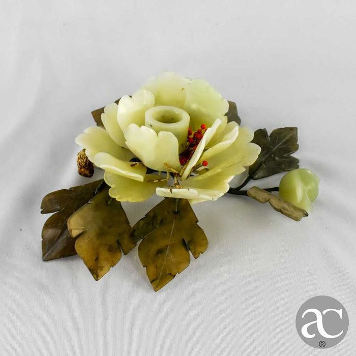 Castiçal de mesa forma de arranjo floral, China, feito em pedra e jade