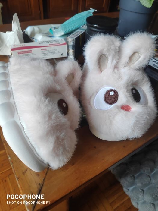 Três sapatilhas de rapaz e um  par de pantufas cor de rosa de menina tamanho 26 da temu nao foi  calcado  errei o numero  vinte e seis novas cor de ro