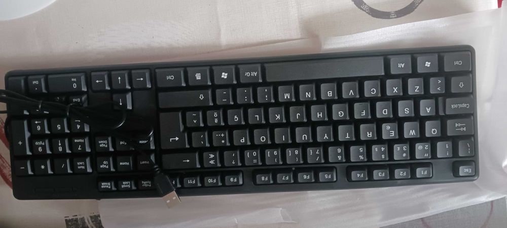 Teclado novo, nunca usado ainda com a película
