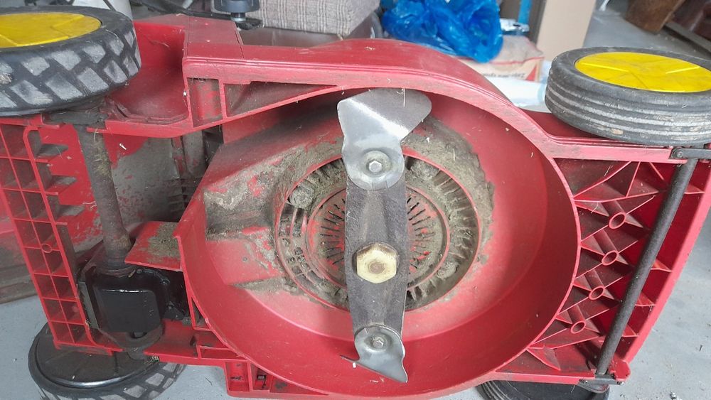 Kosiarka elektryczna z napędem.