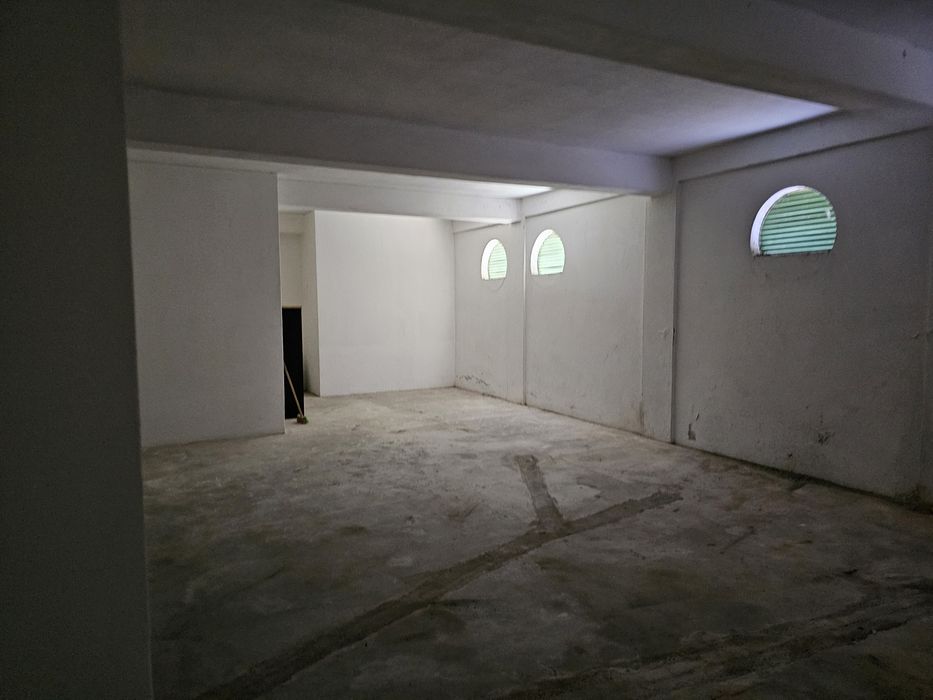 Cave com área de 141 m2