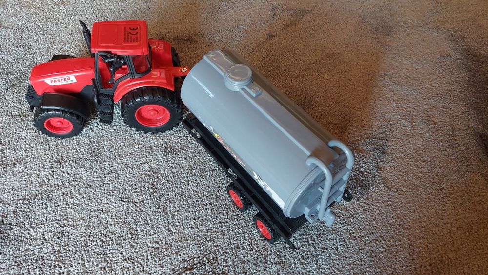 Traktor z przyczepą beczką