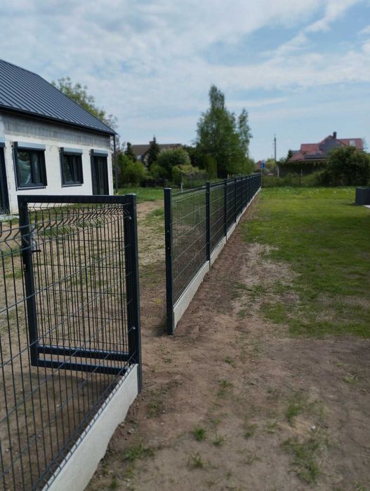 Montaż płot panelowy gabionowy betonowy siatka leśna