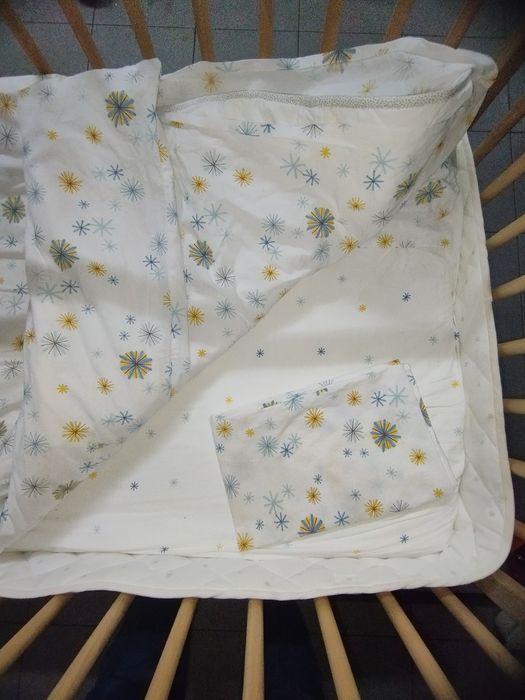 Berço SNIGLAR IKEA c/colchão, protetor de colchão, lençóis e protetor