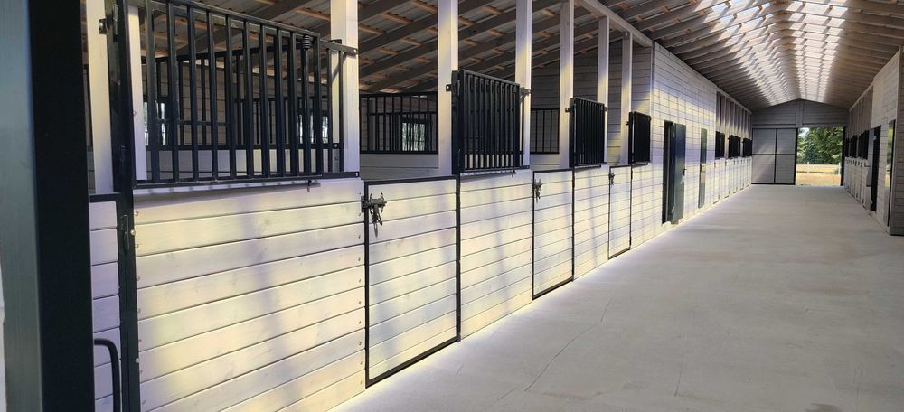 KOŃSTRUKCJE Stajnie dla koni