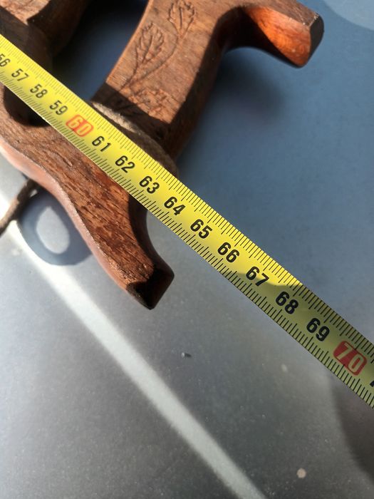 Serrote manual  cabo  madeira entalhada, tacha metálica  marca  Bolota