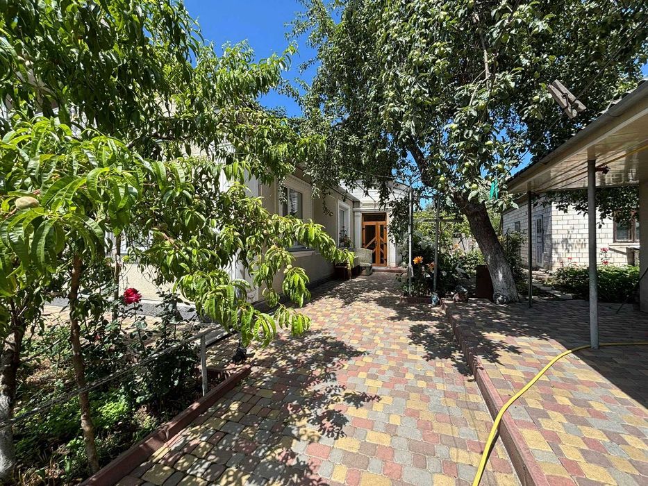 Продаж 2 поверхового будинку з гаражем і ділянкою, вул. Шевченка 15