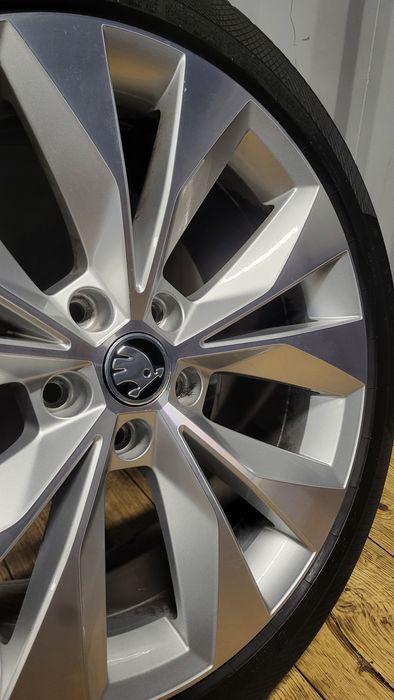 Felgi Koła OEM Skoda 18" 5x112 z oponami 235/45 R18 Superb Octavia 4 3