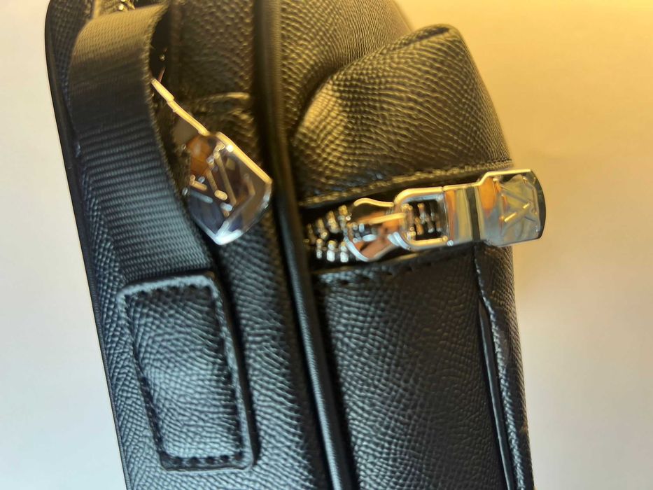 Bolsa Tiracolo Preta com alguns detalhes
