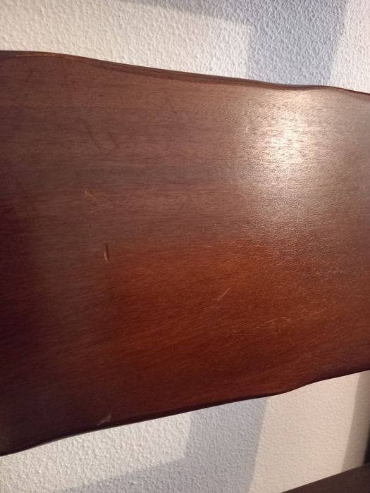 Cama de corpo e meio, em Madeira maciça