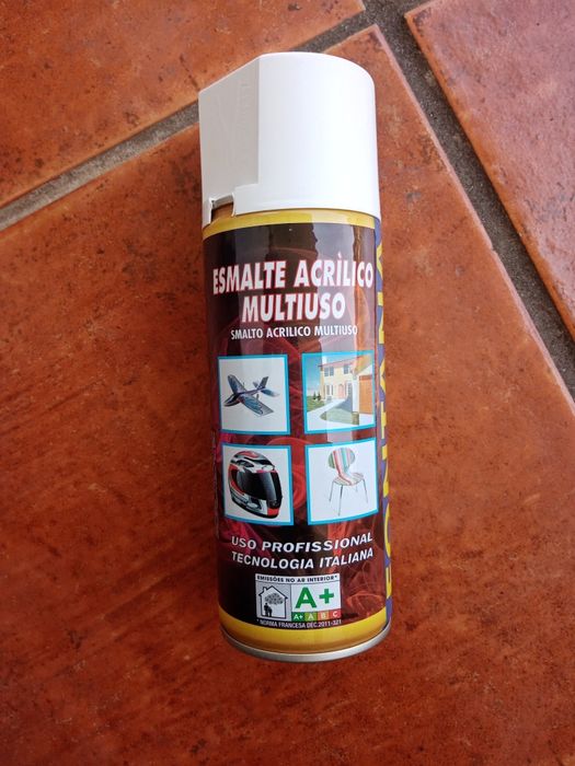 Lata de spray amarelo
