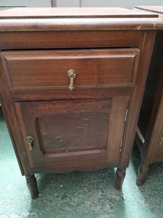 2 mesas de cabeceira em ótimo estado