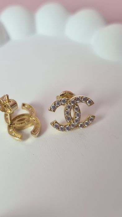Złote kolczyki wkręty typu Chanel małe białe cyrkonie błyszczące 585