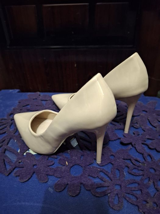 Елегантні бежеві туфлі на шпильці. 39роз.