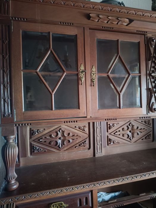 Cristaleira em madeira trabalhada