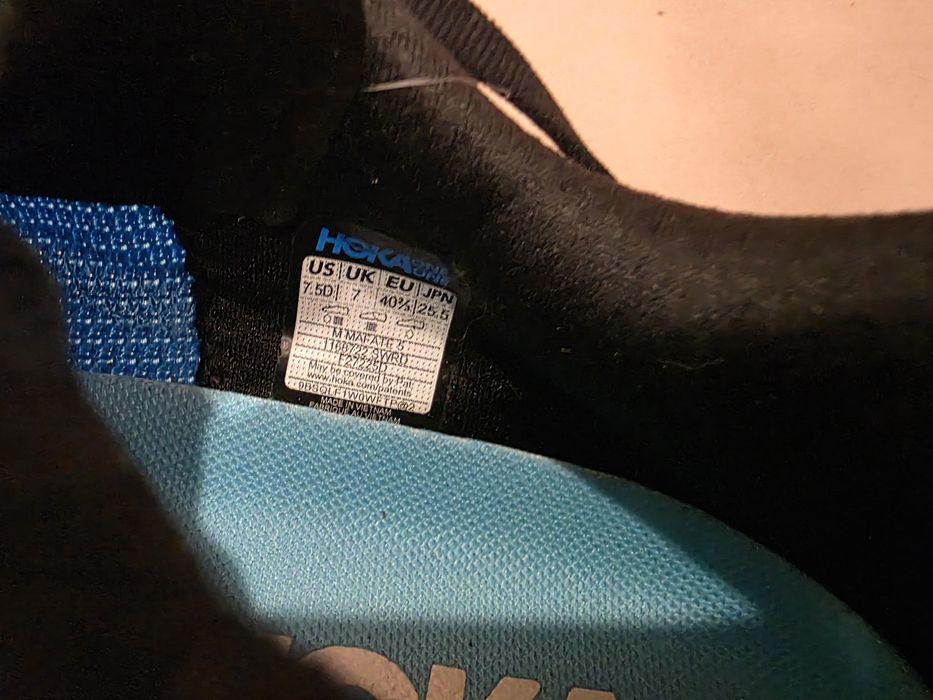 Кросівки Hoka, Asics, Brooks, Swiss engineering on, Lowa, Mizuno.