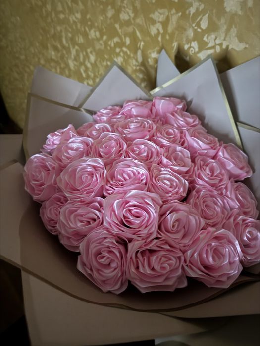 Букети з атласних троянд