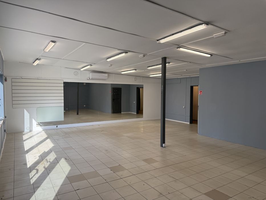 Lokal 100m2 z dużą salą i zapleczem - bezpośrednio przy Al. Armii Krajowej