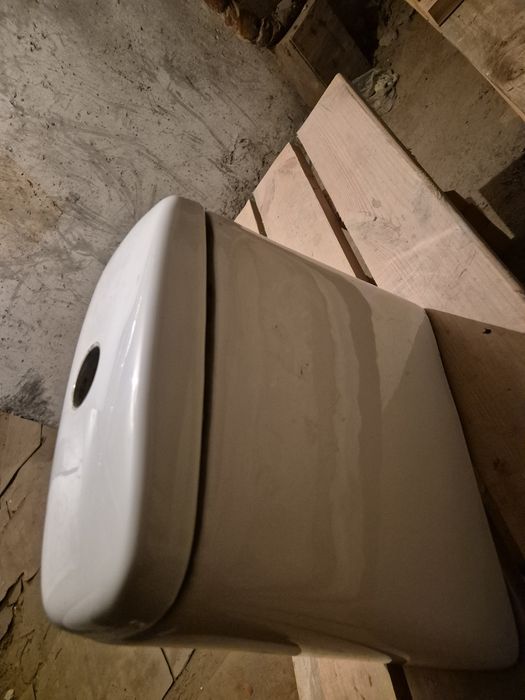 Бачек унітазу ,у відмінному стані,по центрам кріплень16 см