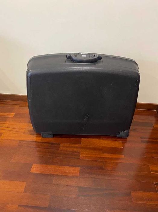 Mala de viagem grande, rígida e preta da marca Delsey