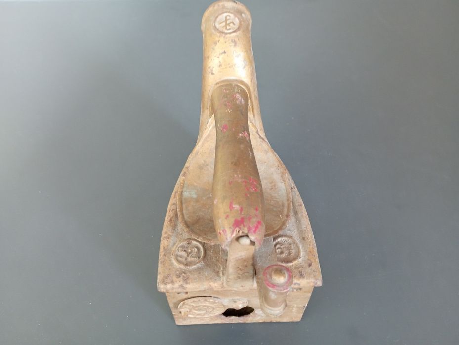 Ferro engomar antigo