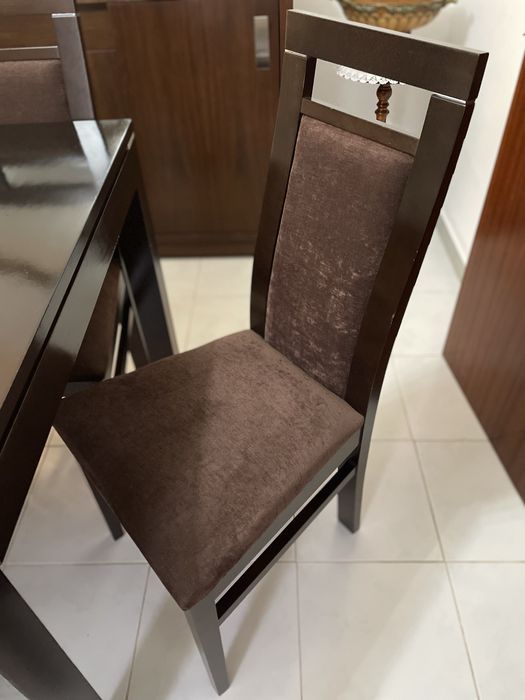Mesa de jantar extensivel com 4 cadeiras