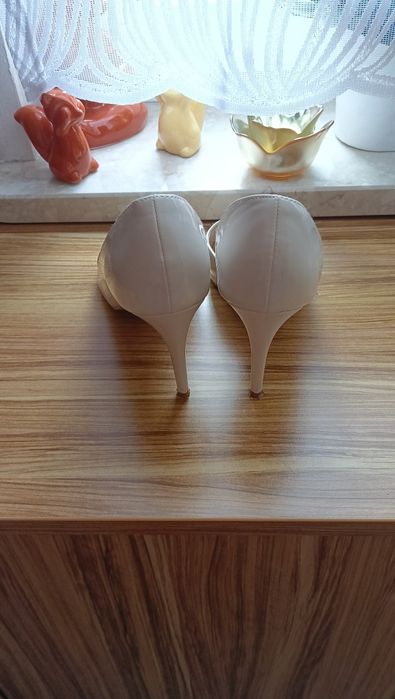 Buty szpilki jasne 39