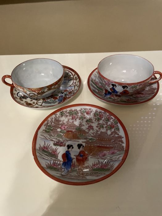 2 chávenas com pires e 1 pires, tem uma marca da oarte de trás, mas em chinês.