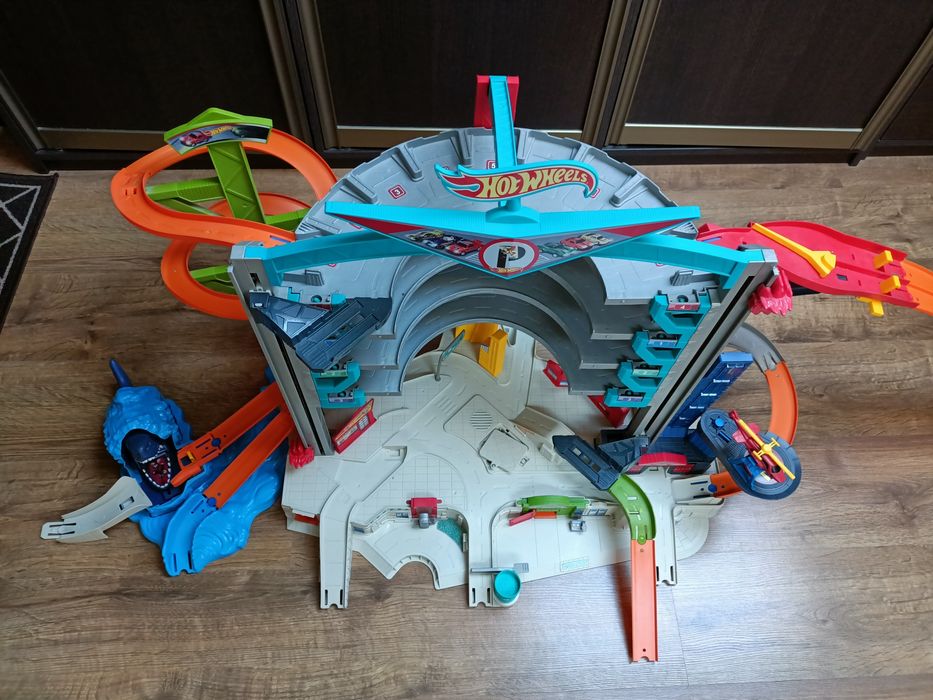 Hotwheels mega garaż