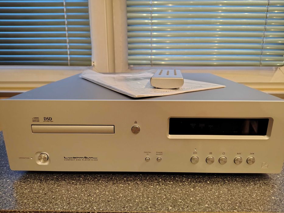 Odtwarzacz CD: Luxman D-03X