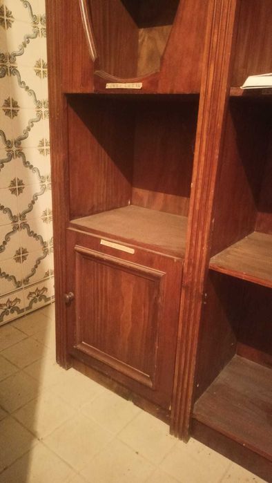 armário usado em livraria e também como garrafeira