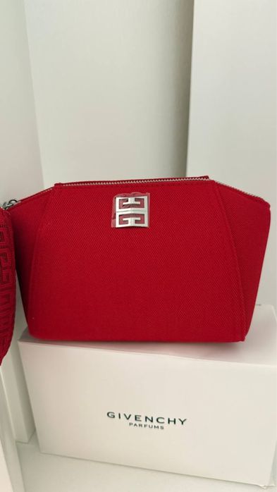 Нова червона косметичка Givenchy